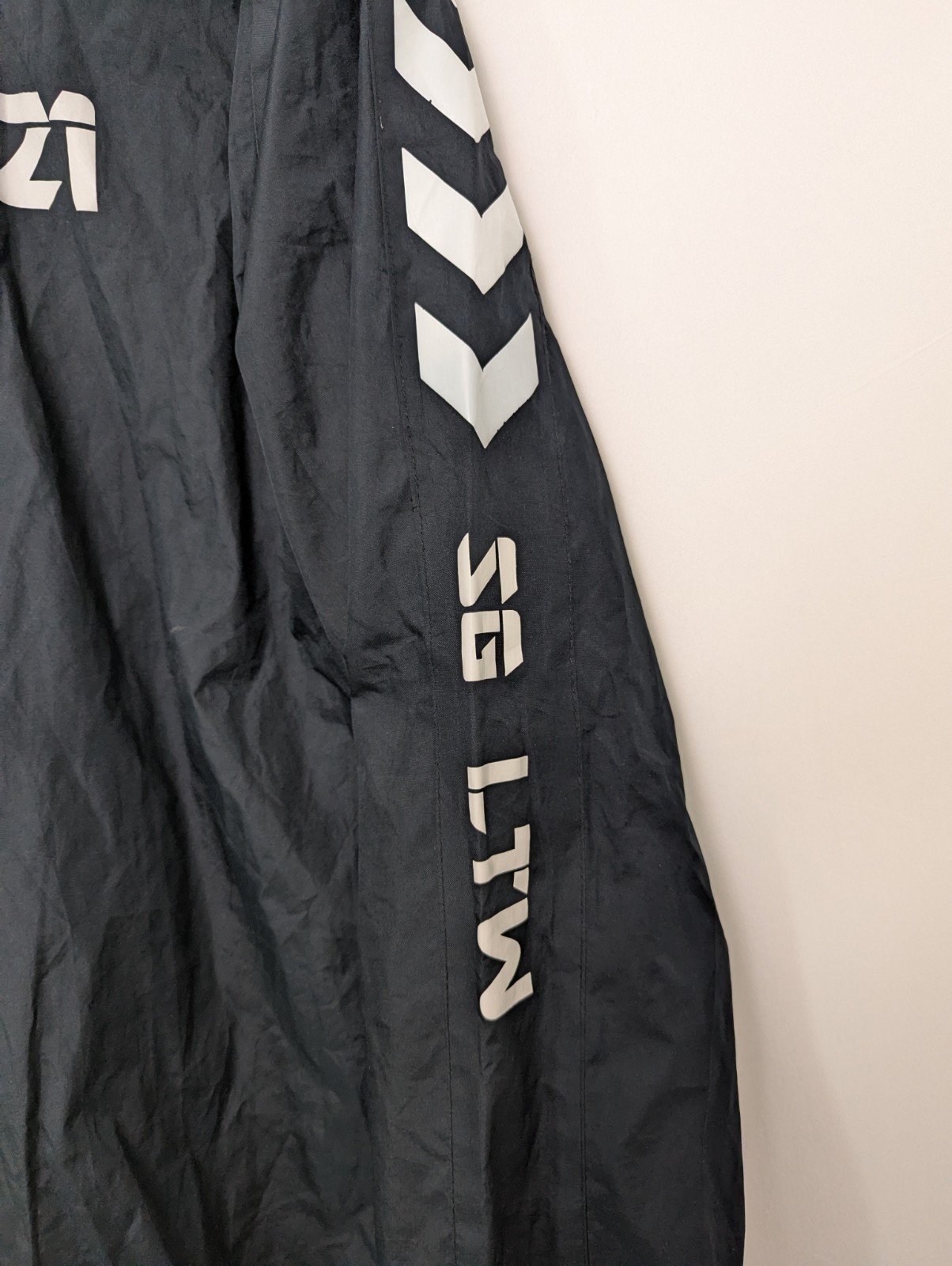 Hummel Men’s Small Windbreaker Jacket – Black – Hooded Lightweight Sports Jacket