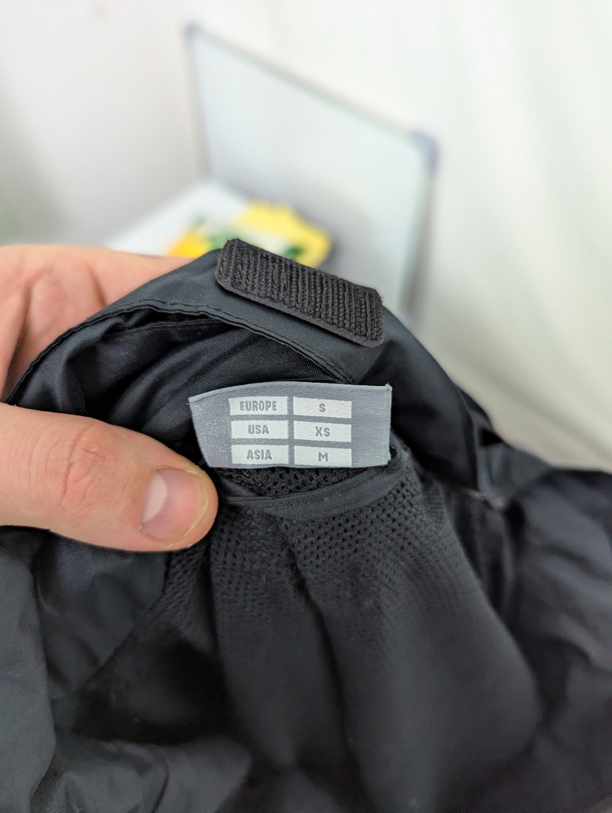 Hummel Men’s Small Windbreaker Jacket – Black – Hooded Lightweight Sports Jacket