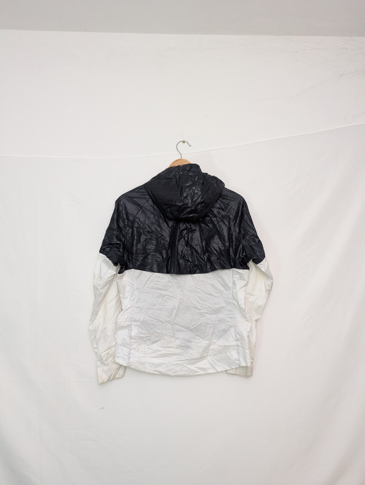 Nike Hooded Windbreaker Jacket – Men’s Size Small – Black & White