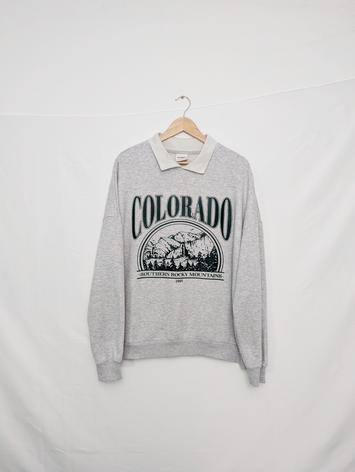 Pull&bear Colorado Graphic Polo Collar Sweatshirt – Men’s Medium – Grey