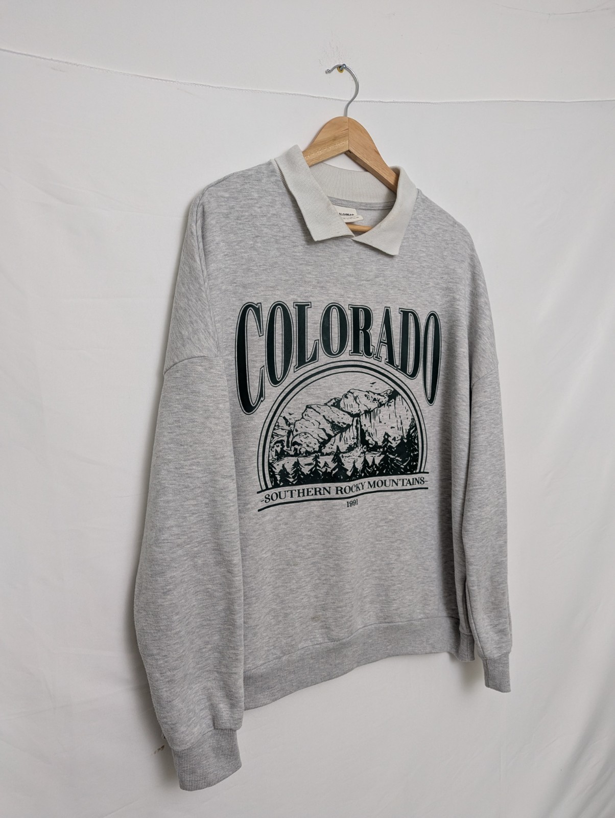 Pull&bear Colorado Graphic Polo Collar Sweatshirt – Men’s Medium – Grey