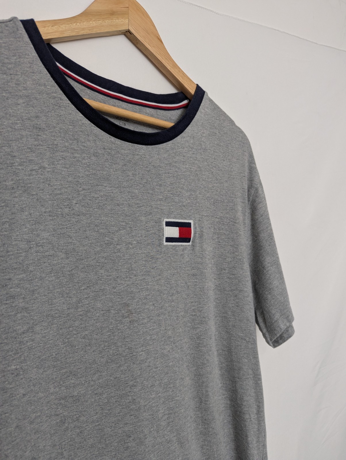 Tommy Hilfiger Men's Grey T-shirt – Size L – Embroidered Flag Logo