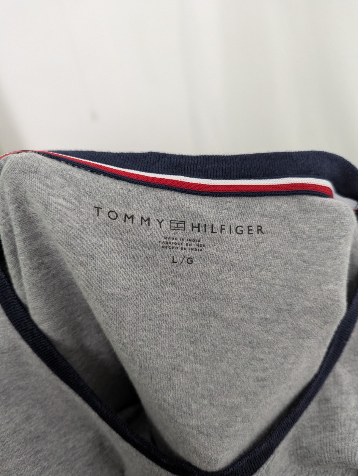 Tommy Hilfiger Men's Grey T-shirt – Size L – Embroidered Flag Logo